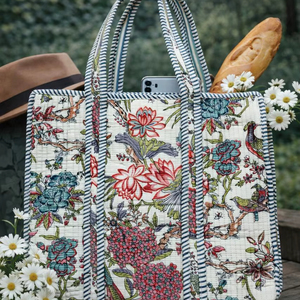 Sac fourre-tout matelassé pour femme avec doublure en coton et imprimé bloc, options de vente en gros pour sacs de voyage et de shopping lavables et organisateurs, différentes tailles disponibles - Product Image 1