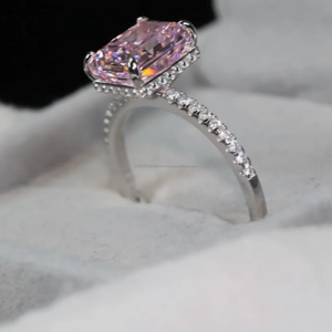 Anillo de Diamante Rosa Corte Radiante en Oro Blanco con Banda Pavé, Anillo de Compromiso de Lujo para Mujer, Elegante Anillo Solitario - Product Image 3