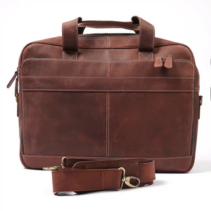 Maletín clásico de cuero marrón para portátil con cierre de cremallera y correa para el hombro para uso laboral - Bolso delgado de cuero marrón para portátil - Product Image 4