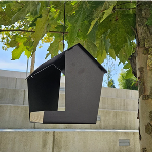 Mangeoire à oiseaux suspendue en métal en forme de maison moderne avec perchoir en bois, pour jardin extérieur, station de nourriture minimaliste pour oiseaux sauvages - Product Image 2