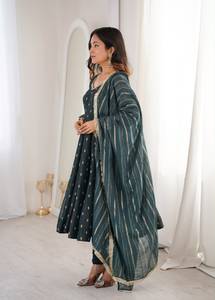 Robe de soirée de créateur en soie jacquard Butti et dentelle, avec bas en micro-coton et dupatta en Chanderi, prête à porter - Product Image 4