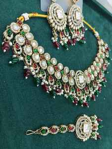 Ensemble de colliers tendance avec Maang Tikka et boucles d'oreilles, bijoux de mariage indiens traditionnels pour filles et femmes - Product Image 5