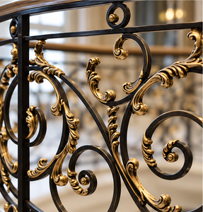 Rampe d'escalier en métal ornemental noir et or avec panneaux à motifs pour balcons courbes, villas et grands intérieurs - Product Image 3