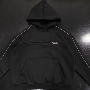 Survêtement personnalisé en silicone imprimé avec doublure réfléchissante sur toute la tenue, pantalon de jogging à jambe droite et sweat à capuche. - Product Image 1