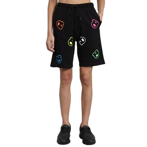 Ensemble deux pièces imprimé dessin animé noir pour femme – T-shirt oversize personnalisé et short, idéal pour les loisirs ludiques et le style urbain jeune - Product Image 4