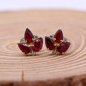 ต่างหูทองคำ 14k สีเหลืองประดับทับทิมทรงลูกแพร์และเพชรลายดอกไม้แบบกลุ่มจาก Memoria Jewels ขายส่ง - Product Image 4