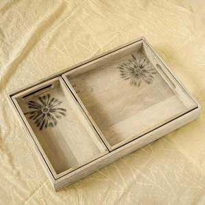 Plateau de service en bois rectangulaire, motif végétal peint à la main, design minimaliste, vaisselle et assiettes artisanales - Product Image 1