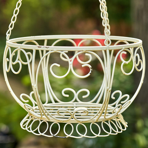 Élégante corbeille à fleurs suspendue en fer blanc avec détails en volutes et suspension par chaîne pour balcon, patio, jardin et extérieur - Product Image 3