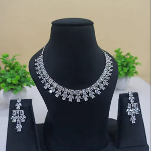 Ensemble collier et boucles d'oreilles élégants et classiques en argent plaqué et strass pour femme, idéal pour mariage, soirée et fête - Product Image 1