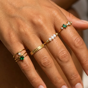 Anillo de Acero Inoxidable Geométrico de Lujo con Incrustaciones y Acabado en Oro de 18K con Revestimiento PVD, Joyería de Moda Duradera e Impermeable para Mujer - Product Image 1