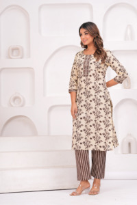 ชุดคุร์ตะผ้าฝ้ายพิมพ์ลายดอกไม้สีเบจสำหรับผู้หญิงพร้อมกางเกงลายทาง |   ชุดคุร์ติลำลองสไตล์ชาติพันธุ์ |   ชุดคุร์ตะแขนสามส่วนทรงตรงสำหรับผู้หญิง - Product Image 4