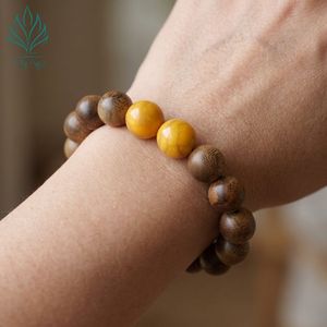 กำไลข้อมือไม้กฤษณาเวียดนามดีไซน์พิเศษ รุ่นคลาสสิค AL-SV-0032-10 ประดับด้วยลูกปัดไม้กฤษณาธรรมชาติ 17 เม็ด และลูกปัดปะการังสีเหลือง 2 เม็ด ขนาด 10 มม. - Product Image 2