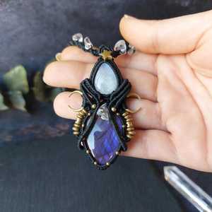 Pendentif Hécate en macramé doré vintage fait main, avec sertissage clos en labradorite, pierre de lune et quartz, bijoux de sorcière et païens pour fiançailles - Product Image 2