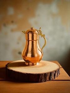 Pichet traditionnel en cuivre martelé à la main avec couvercle et poignée en laiton, idéal pour les dîners culturels et les réceptions festives - Product Image 6