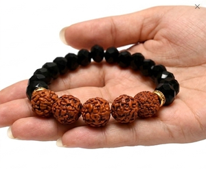 Bracelet extensible en tourmaline noire naturelle et perles facettées de Rudraksha avec intercalaires en laiton pour la protection et la méditation - Product Image 4