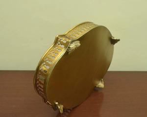 Elegante bandeja para servir comida en tonos cálidos que brilla como la luz del atardecer, posándose suavemente sobre una mesa de cosecha. - Product Image 3