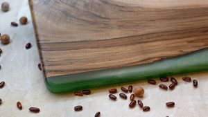 Planche à découper en résine Emerald Edge avec manche en bois - Design rectangulaire écologique, facile à nettoyer, passe au lave-vaisselle, épaisseur 1,5 cm - Product Image 5