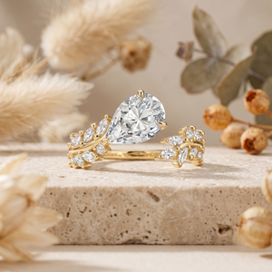 แหวนหมั้นเพชรโมอิสซาไนต์ทรงลูกแพร์ชุบทองคำ 14K แบบสั่งทำพิเศษ ดีไซน์ใบไม้เป็นช่อแบบเปิดประดับด้วยเพชรทรงมาร์คีส์แบบฝังขา - Product Image 4