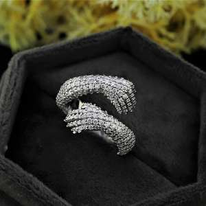 Bague Statement Unique en Forme de Main Givrée, Moissanite 1,50 ct, Plaqué Or, Bijou Classique de Luxe pour Femme, Tendance Hip Hop - Product Image 3