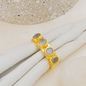Anillo de Calcedonia Gris con Piedras Multicolores, Chapado en Oro, Hecho a Mano, Ajustable, con Bisel, Anillo de Piedras Preciosas - Product Image 1