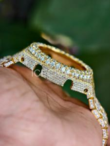 Boîtier de montre personnalisé serti de pierres et bracelet assorti avec détails entièrement pavés pour la vente en gros - Product Image 4