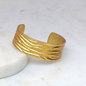 Bracelet manchette en laiton brut fait main pour femme - Jonc texturé ondulé doré - Manchettes ouvertes ajustables - Bijoux bohèmes - Product Image 2