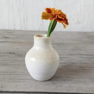 แจกันเซรามิกสไตล์วินเทจเคลือบสีครีมลายจุด รูปทรงโค้งมนคลาสสิก เหมาะสำหรับตกแต่งบ้านสไตล์เรสติก - Product Image 2