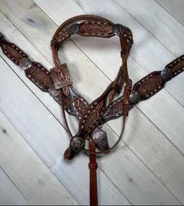 Ensemble d'équipement équestre de haute qualité pour spectacle, style western, avec têtière à une oreille et peitoral, design perlé, travail artisanal, authentique - Product Image 4
