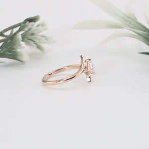 Anillo de compromiso de oro rosa con diamante de laboratorio talla princesa, clásico, con engaste en forma de cometa, solitario liso, banda de boda cruzada, joyería fina para mujer - Product Image 2