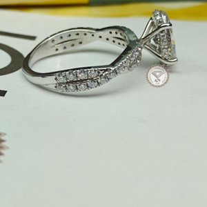 Anillo de Compromiso de Tres Piedras con Diamante Ovalado Cultivado en Laboratorio de 3.20 TCW en Oro de 14K, Certificado IGI, Joyería Nupcial de Lujo para Mujer - Product Image 2