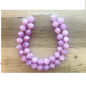 Sublimez votre style : Collier en résine multicolore de qualité supérieure, bijoux fantaisie de créateur pour femme, souvenir d'Europe - Product Image 4