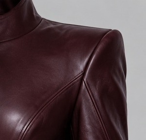 Abrigo Largo de Cuero Marrón para Mujer, Estilo Gabardina, Doble Botonadura, con Cinturón - Product Image 4