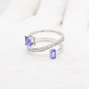Bague Crossover Prête à Expédier, Authentique, 1,08 CTW, Tanzanite et Diamant Taille Carrée, Empilable, en Or Blanc Massif 14 carats, Bijoux - Product Image 3