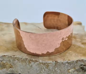 Bracelet manchette en cuivre martelé moulé sous pression, design ouvert réglable, bijou artisanal en métal massif, forme circulaire, style bohème, mariage - Product Image 1