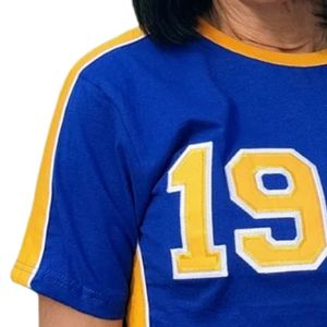 เสื้อยืด Sigma Gamma Rho 1922 สีน้ำเงินรอยัล พรีเมียม แต่งลายตัวอักษรกรีกสีทอง ดีไซน์ทันสมัย สวมใส่สบาย ผ้าฝ้ายนุ่ม ใส่ได้ทุกวัน - Product Image 3