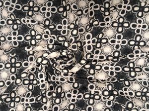 Tela de encaje químico GPO transpirable de la mejor calidad, ligera, peinada, con diseño floral de 4 pétalos en blanco y negro. - Product Image 3