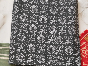 Pañuelo Cuadrado Étnico Floral de Algodón Hecho a Mano Naaz Textile, Estampado a Bloque, Set de Pañuelo para el Cuello y Corbata, Ideal para el Verano, Suave al Tacto - Product Image 3