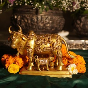 Figura Religiosa de Mesa Hecha a Mano en Latón Kamdhenu Estilo Art Deco para Bodas y Aniversarios - Product Image 1