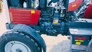 Tractor Massey Millat MF 385 Deluxe 2WD de 85HP con Motor y Caja de Cambios para Uso Agrícola - Product Image 3