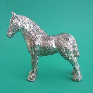 Figura de caballo de aluminio fundido hecha a mano, escultura metálica de un gallo orgulloso en plena postura de aparellaje, elemento decorativo para una sala de estar refinada. - Product Image 6