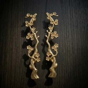 Poignées de porte murales en laiton traditionnel motif fleur de prunier, décoration intérieure pour entrée, 100% faites à la main - Product Image 1