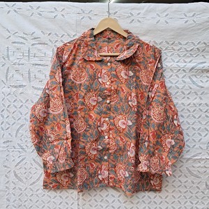 Chemisier de nuit élégant en coton imprimé floral dense terracotta grenade pour femme, avec manches bouffantes et col boutonné sur le devant, style bohème - Product Image 2