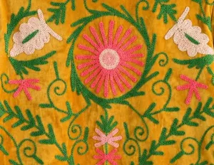 Veste pour femmes en velours brodé Suzani, tricotée, ouverte devant, longueur normale, style floral bohème ethnique, Rajasthan MONIT MARKETING - Product Image 3
