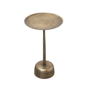Mesa de latón robusta hecha a mano por artesanos expertos, ideal para añadir un toque real y una riqueza cultural a la decoración de interiores del hogar. - Product Image 3