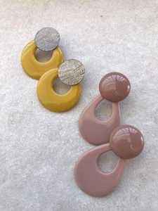 Boucles d'oreilles créatives en résine en gros – Créoles tendance en résine de haute qualité, design cercle classique, cadeau pour femme, accessoires de bijouterie - Product Image 2