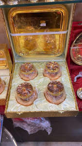 Paquete de Regalo Tradicional Bohemio con Bandeja y Jarra Doradas para Diwali - Product Image 2