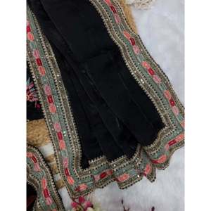 Hermoso Sari Negro para Fiestas con Lentejuelas, Bordado, Borde de Encaje y Estampado Floral para Mujeres Elegantes, 100% Poliéster - Product Image 5