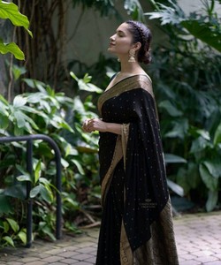 Sari de seda negra con borde dorado, traje tradicional indio para bodas, para mujer, corte regular, largo hasta el suelo. - Product Image 2