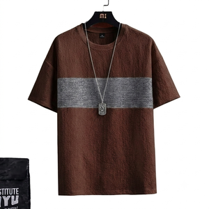T-shirt personnalisé pour homme, marron foncé, tissu respirant, bande grise sur la poitrine, manches courtes, vêtement décontracté tendance, design bicolore uni. - Product Image 1