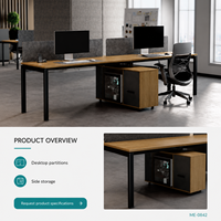Poste de travail de bureau moderne pour deux personnes avec dessus en imitation bois, panneaux de séparation gris, cadres noirs et armoire de rangement latérale